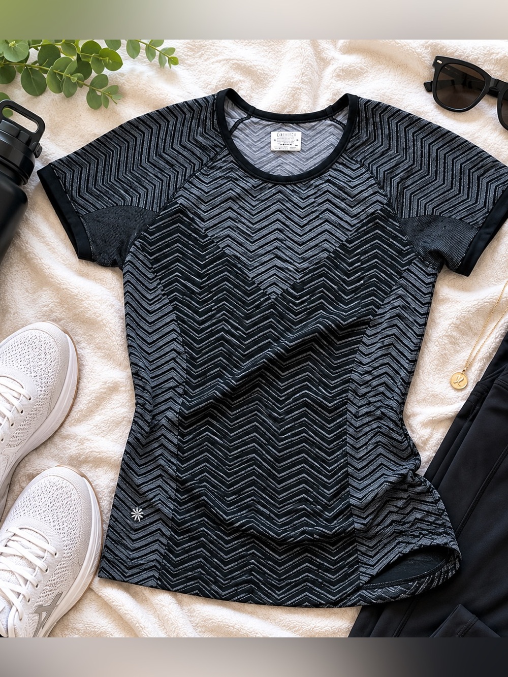 Athleta Chevron Print Performance Tee XL | Black Gray Athletic Workout Top